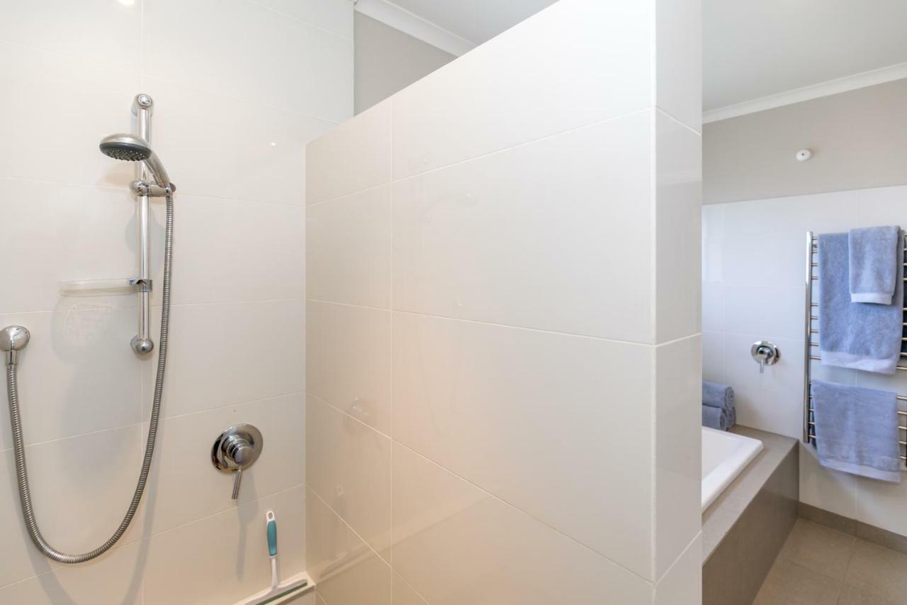 Spacious Modern Two-Bedroom Apartment Hamilton Buitenkant foto